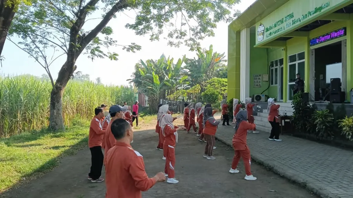Kegiatan Jalan Sehat dan Senam Sehat Bersama GTK SMKN 1 Kras