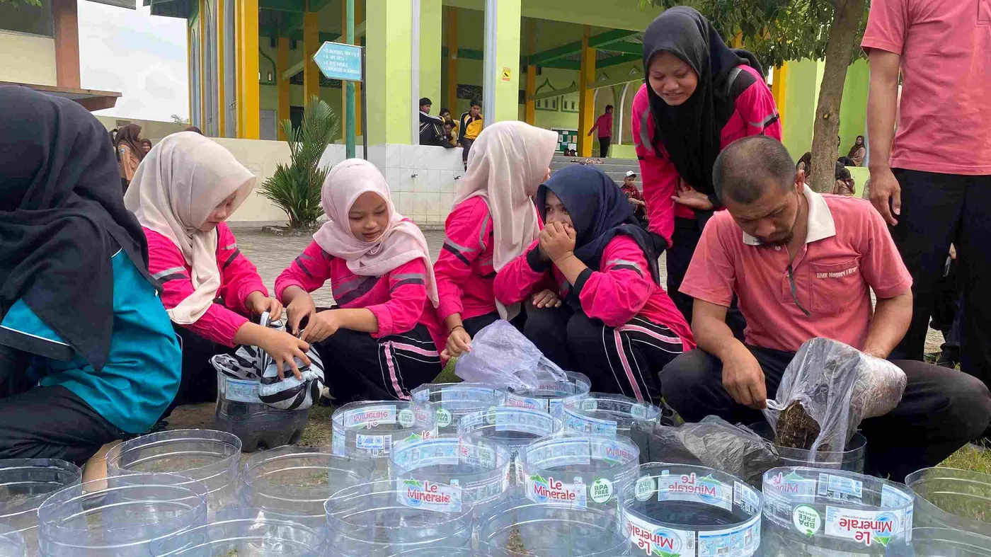 Pemanfaatan Botol Bekas di Lingkungan Sekolah untuk Menunjang Sekolah Adiwiyata di SMKN 1 Kras