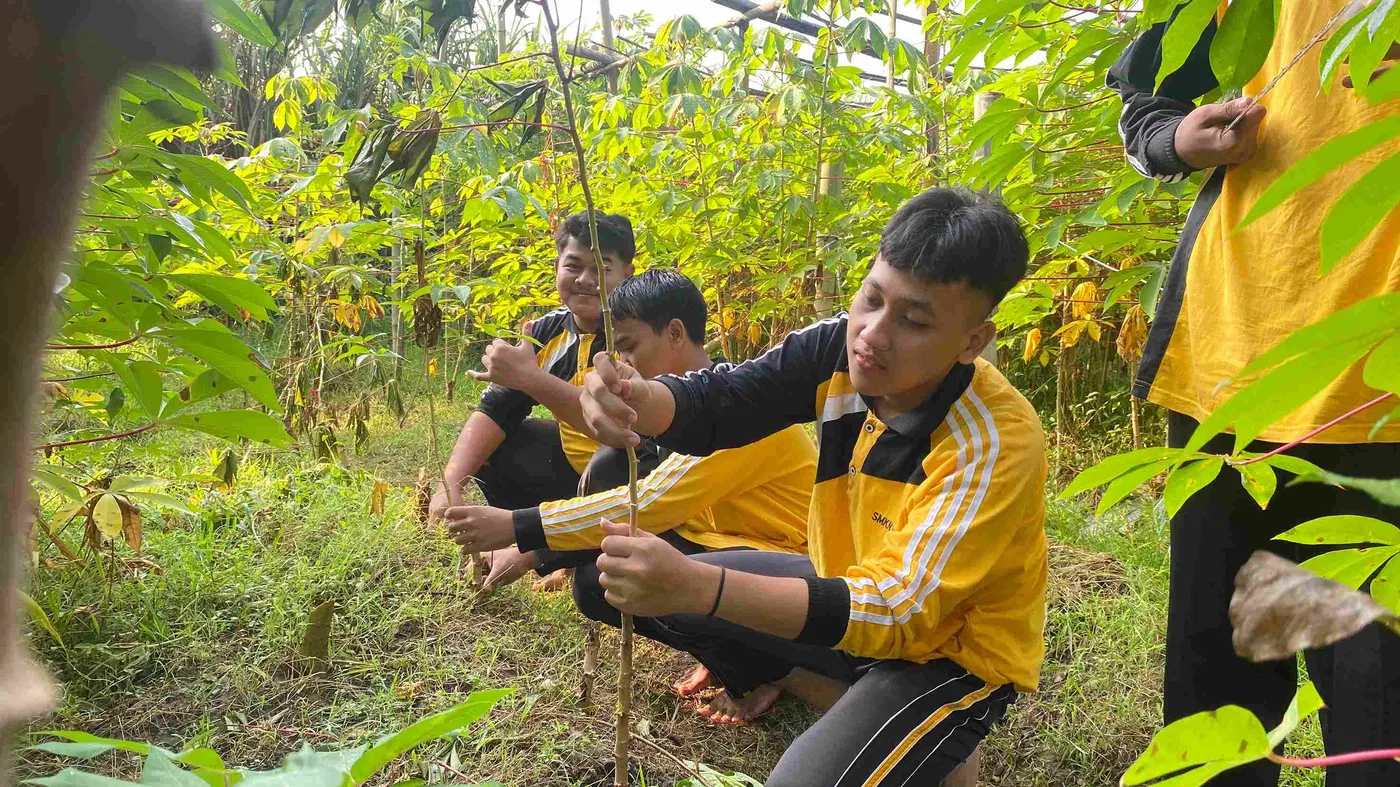 Pembibitan di Lingkungan Sekolah sebagai Upaya Mendukung Program Adiwiyata di SMKN 1 Kras